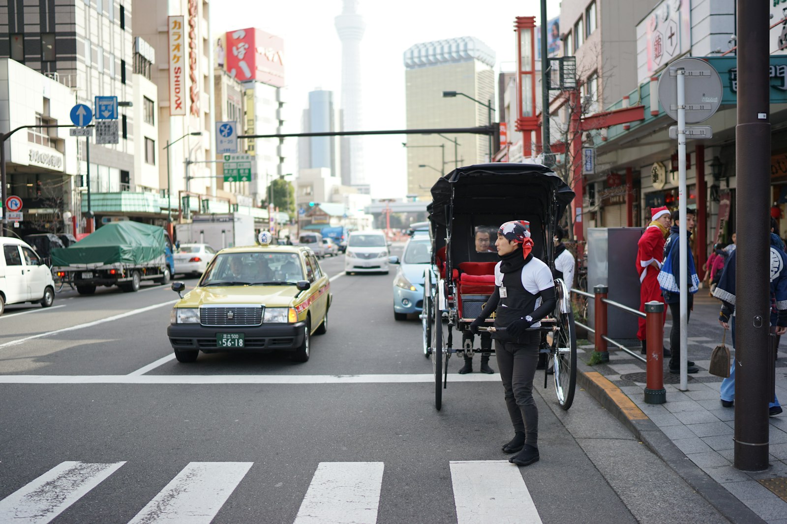 Sony a7 II + Sony Distagon T* FE 35mm F1.4 ZA sample photo. People riding on bicycle photography