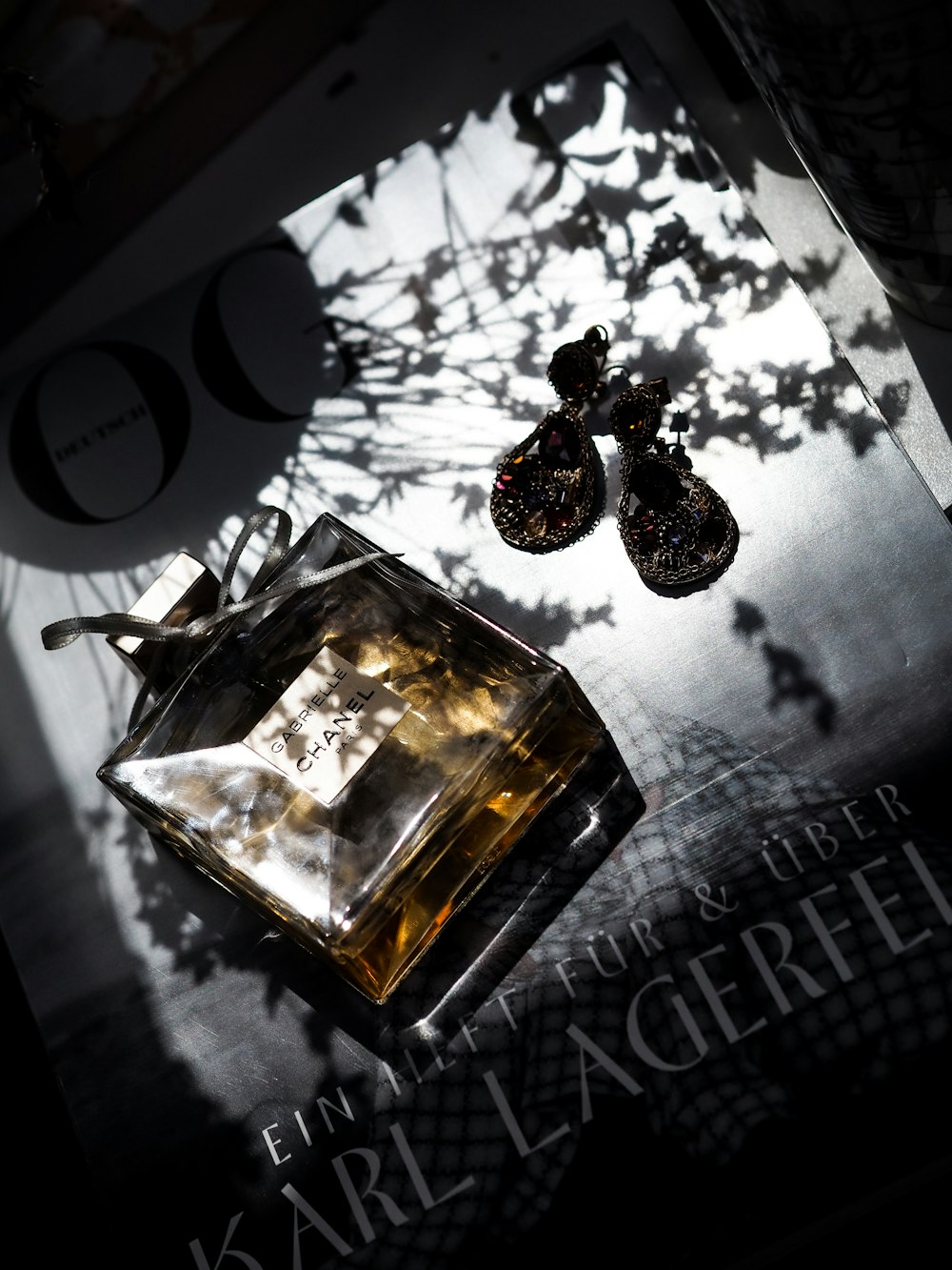 Gold and black perfume bottle photo – Free Fashion Image on Unsplash