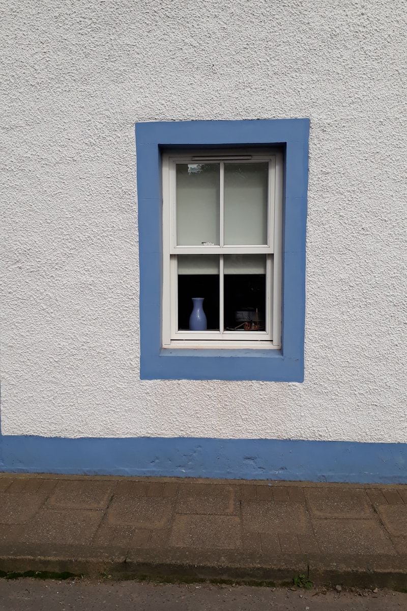 Blauw raamkozijn op lichte muur