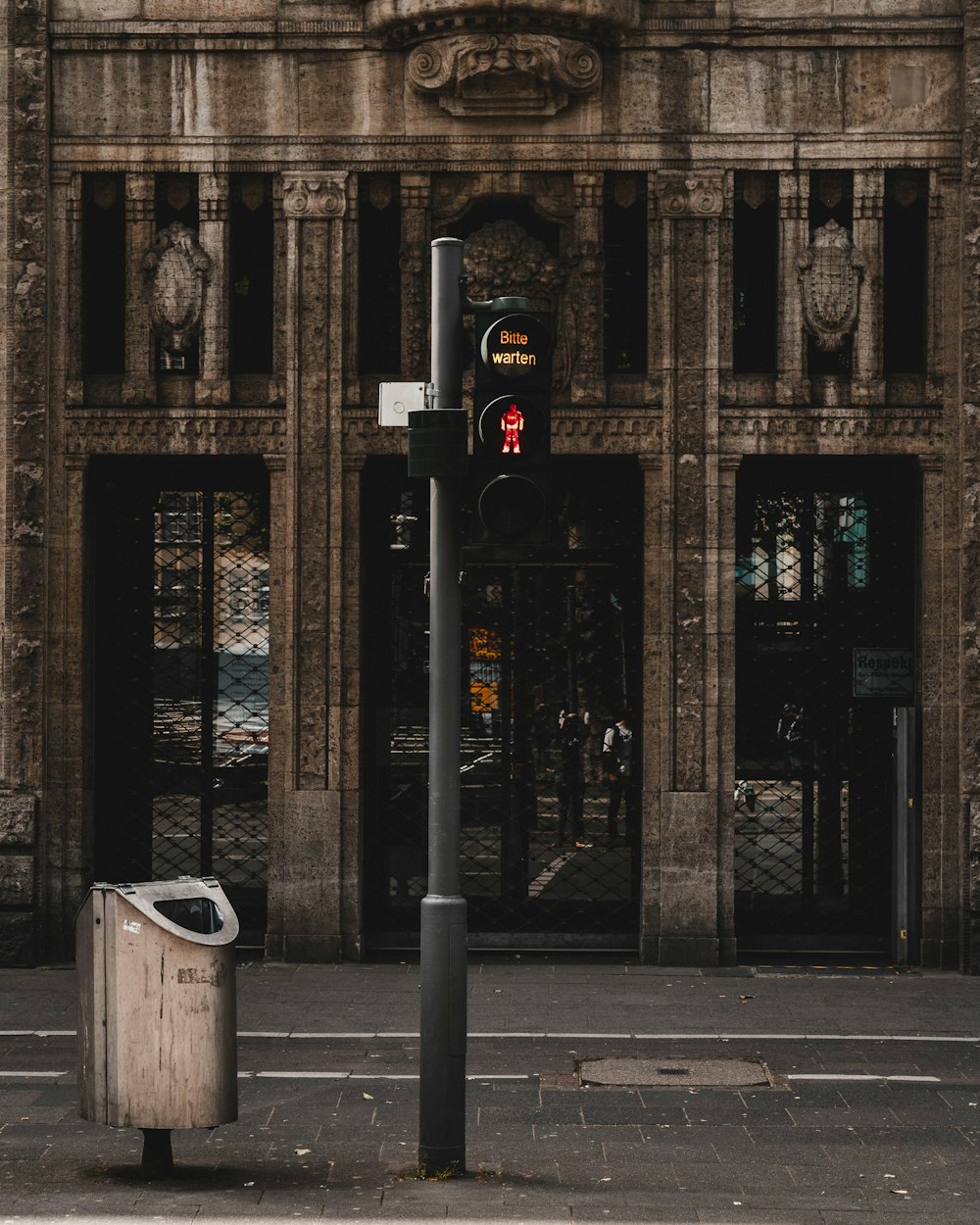 black and red traffic light