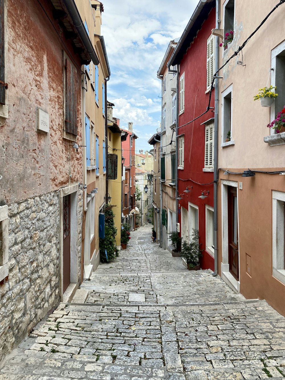 Bâtiment en béton rouge et blanc pendant la journée