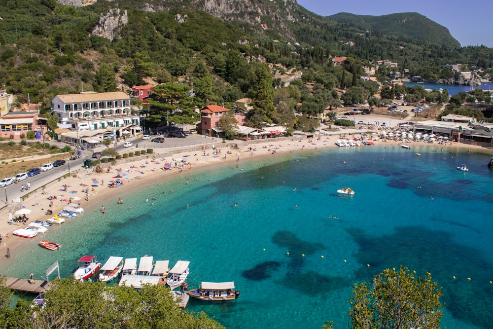 Vista aerea delle barche sul mare vicino alla montagna verde durante il giorno