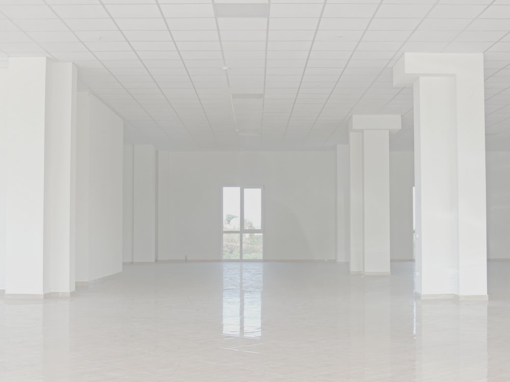 Edificio de hormigón blanco con ventanas de cristal