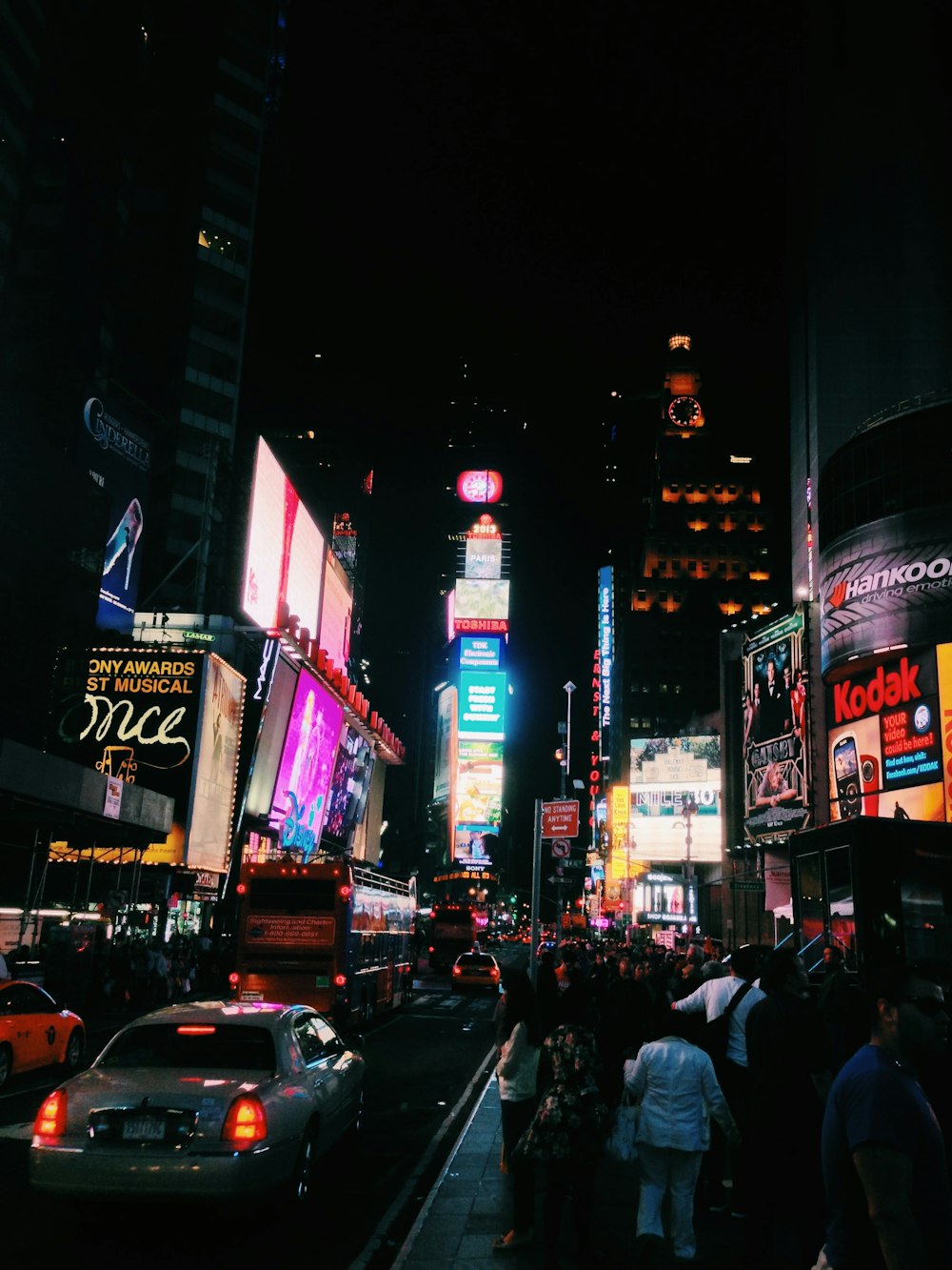 persone che camminano per strada durante la notte