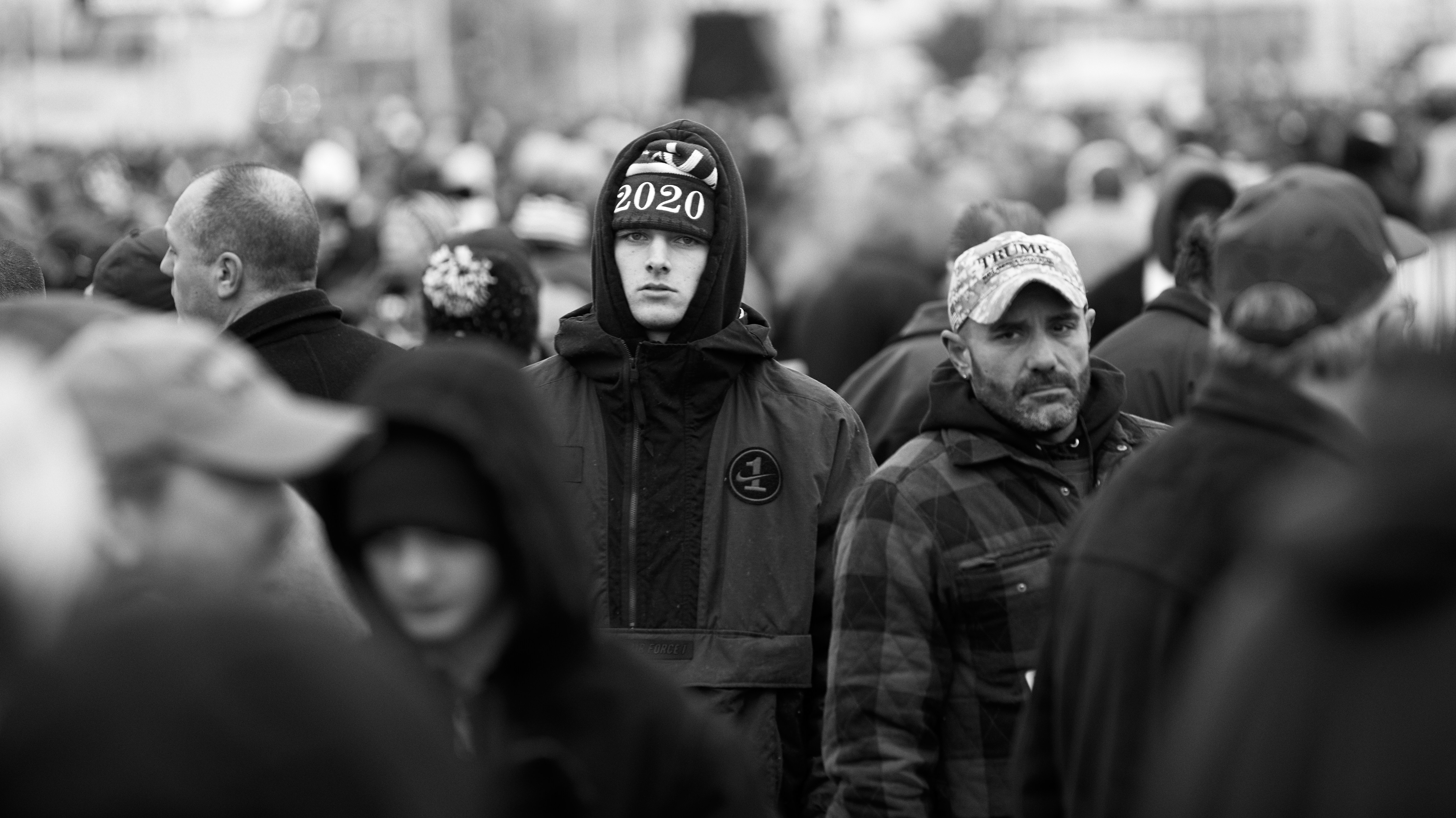 ニット帽をかぶった男性と女性のグレースケール写真