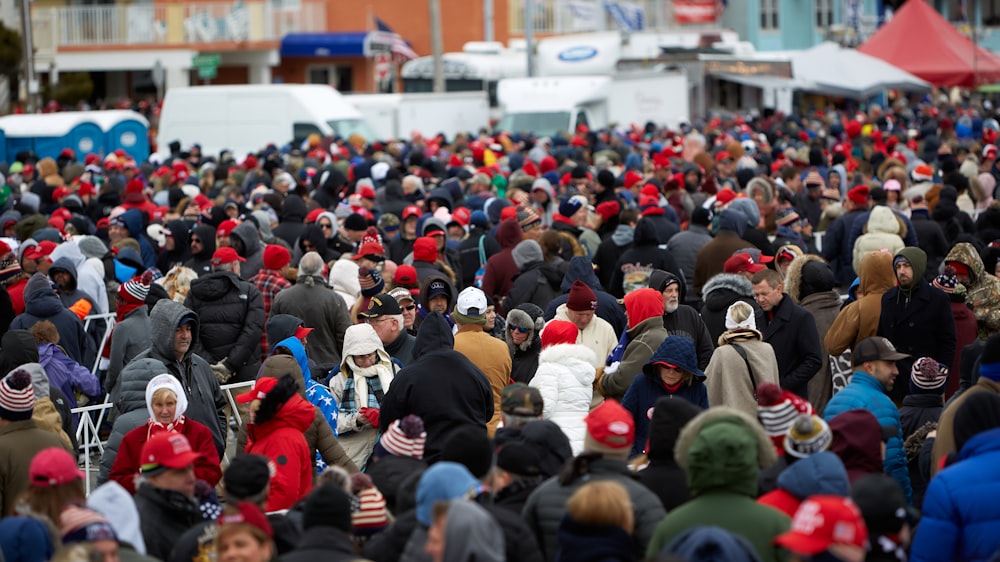 Persone sedute sullo stadio durante il giorno