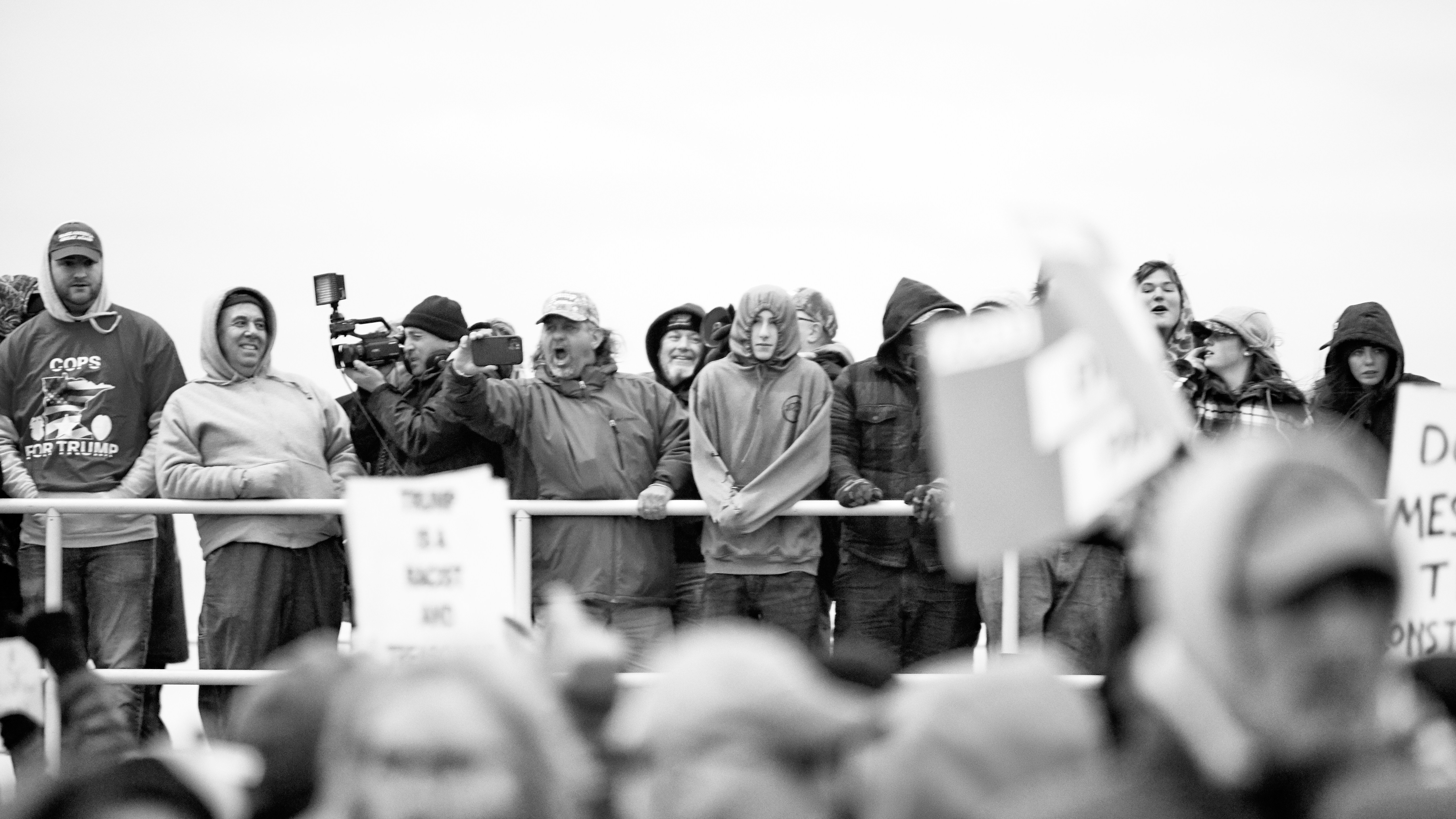 バナーを持っている人のグレースケール写真