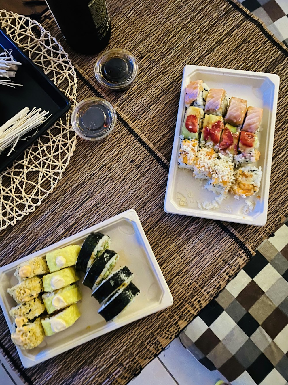 sushi no recipiente de plástico branco