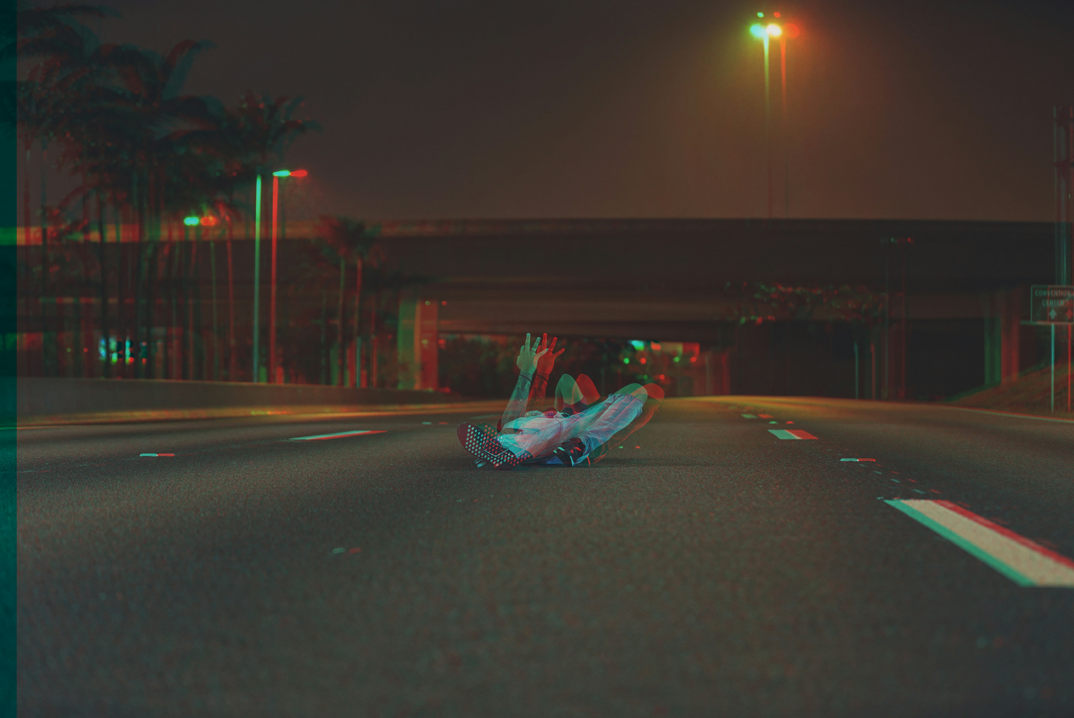 personne couchée sur la route pendant la nuit