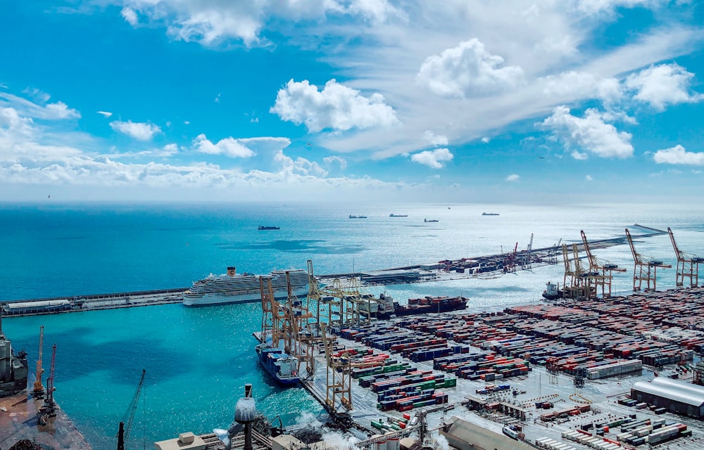 Vue aérienne des bâtiments de la ville près de la mer pendant la journée