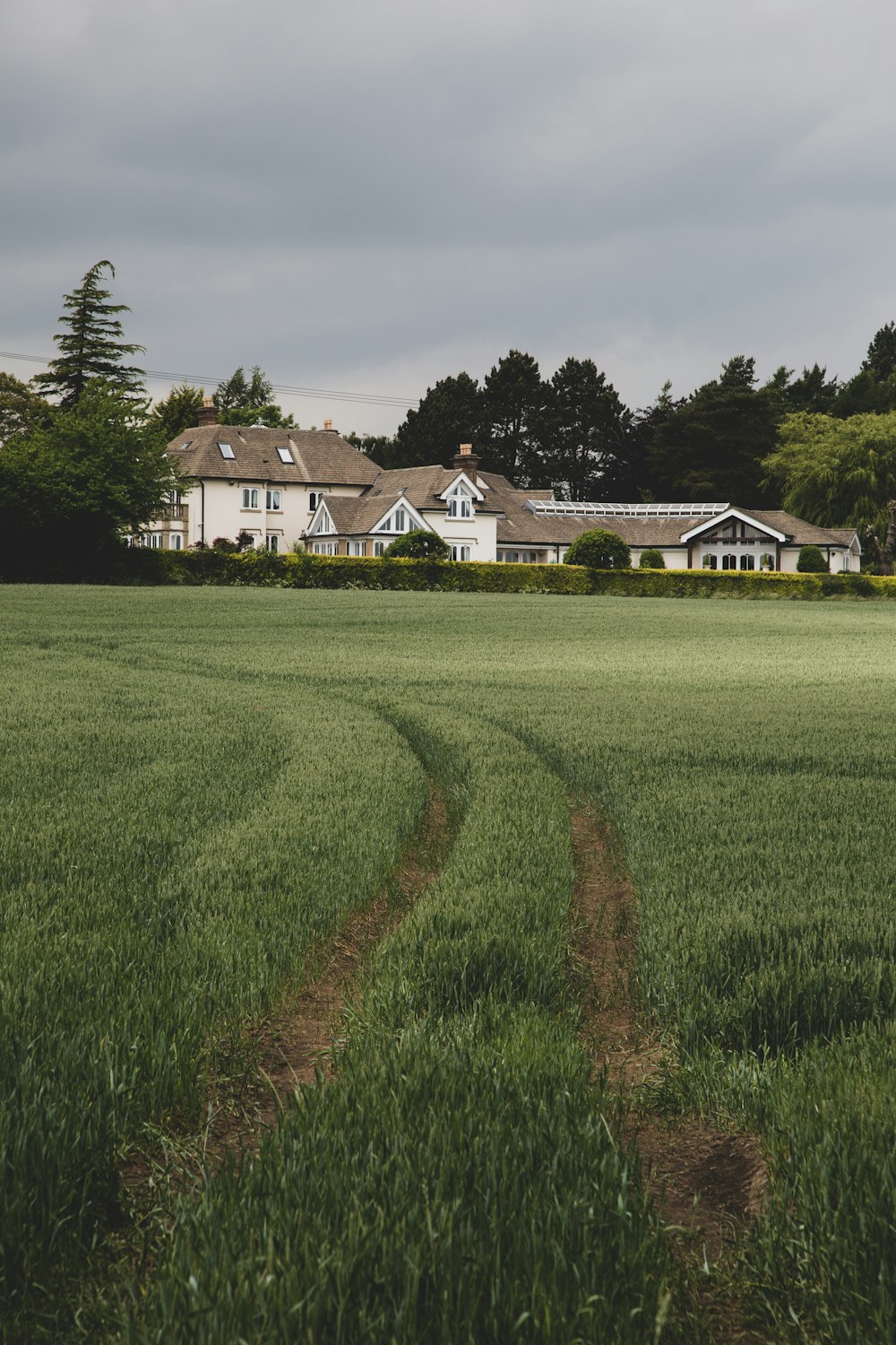 casa bianca e marrone sul campo di erba verde