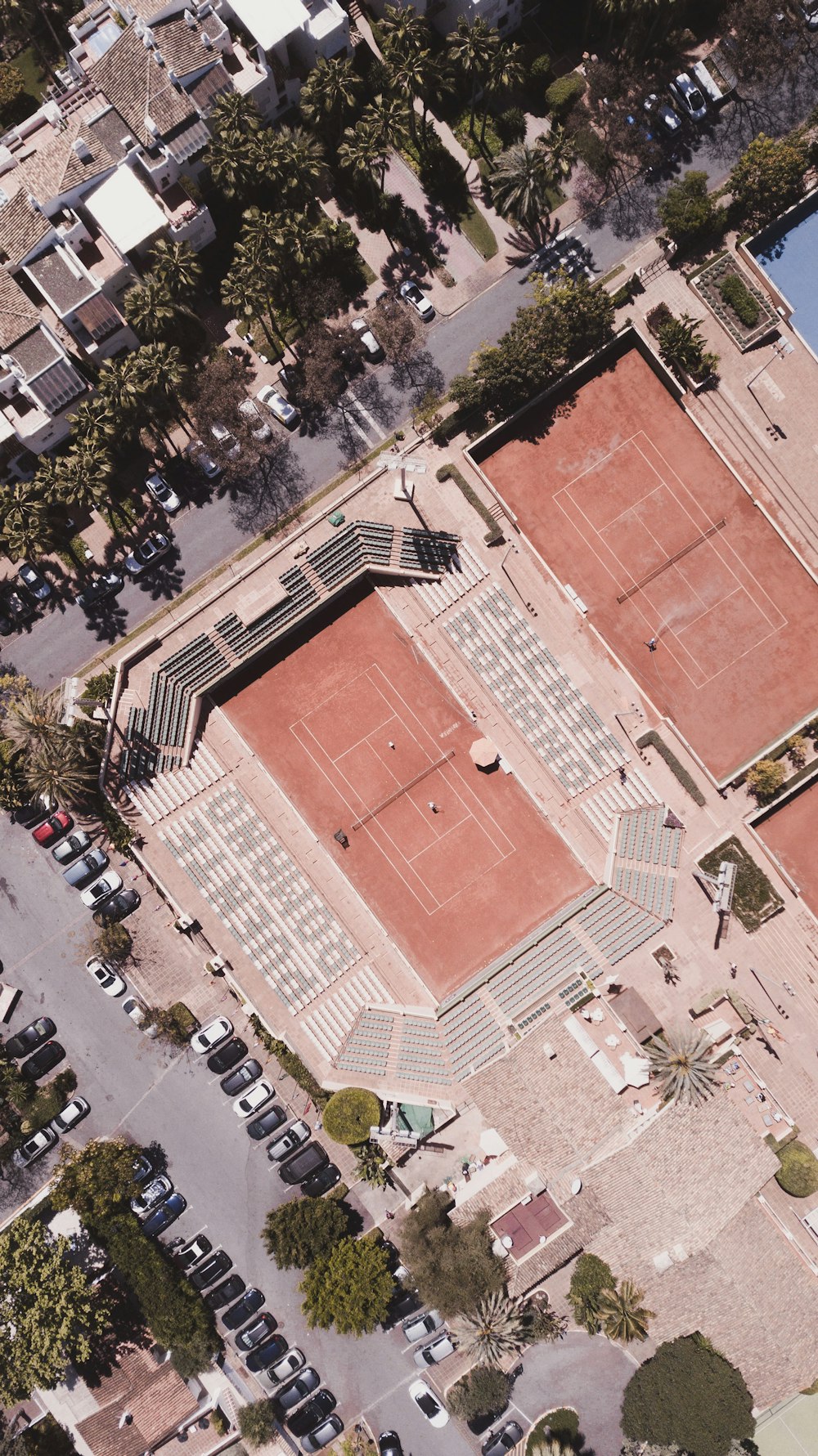 Vista aérea de un edificio de hormigón marrón