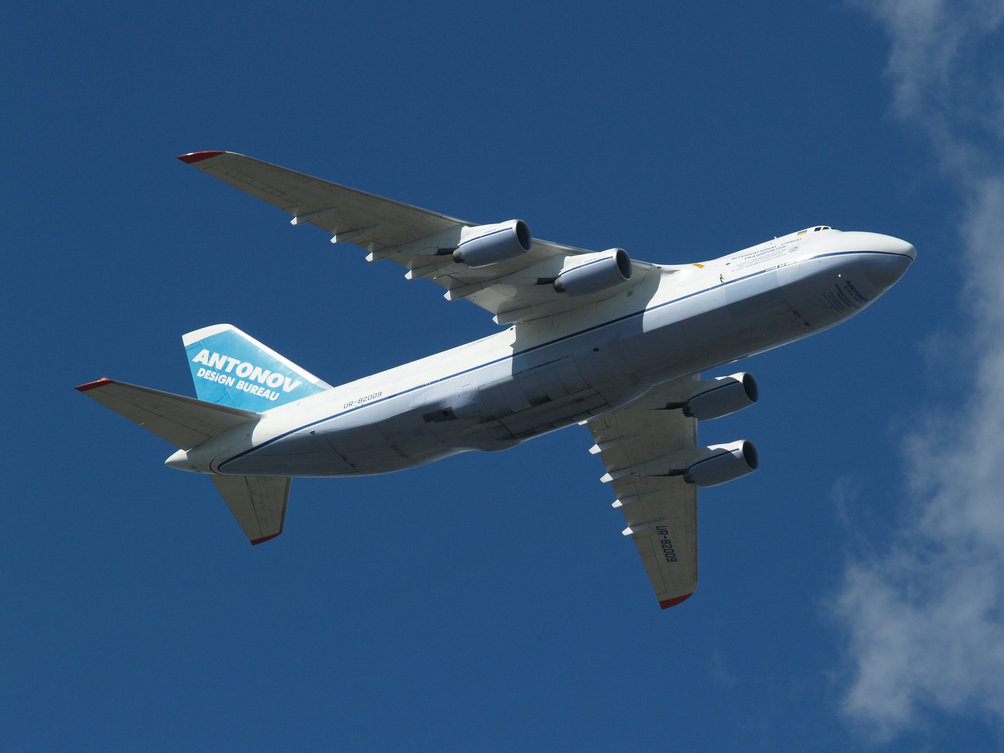 昼間は白と青の飛行機が空を飛ぶ