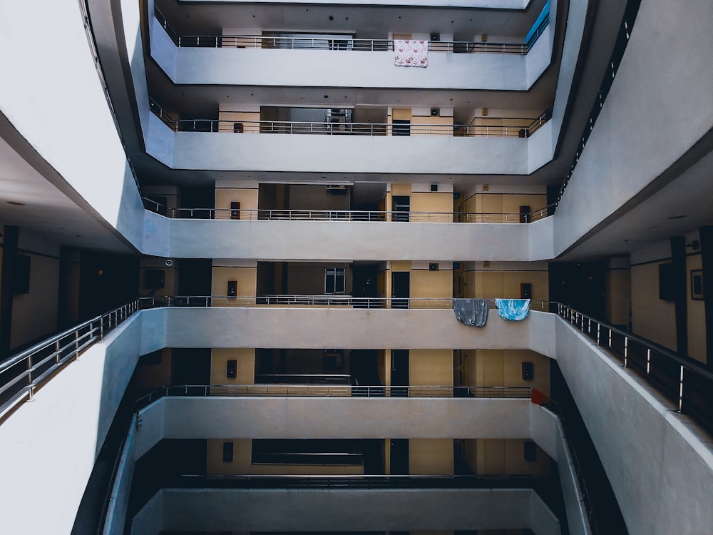 edificio in cemento marrone e nero