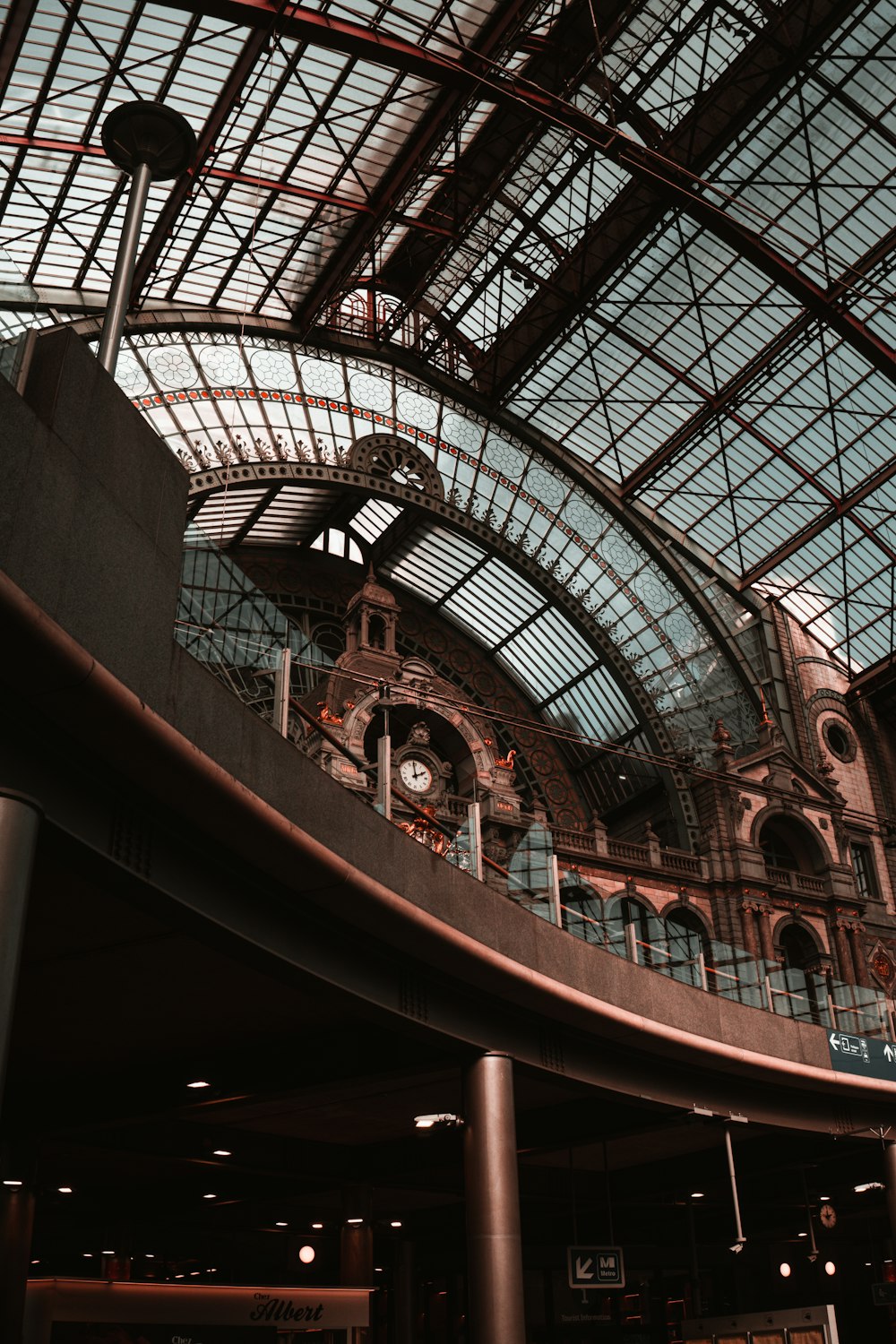 Interior del edificio en marrón y gris