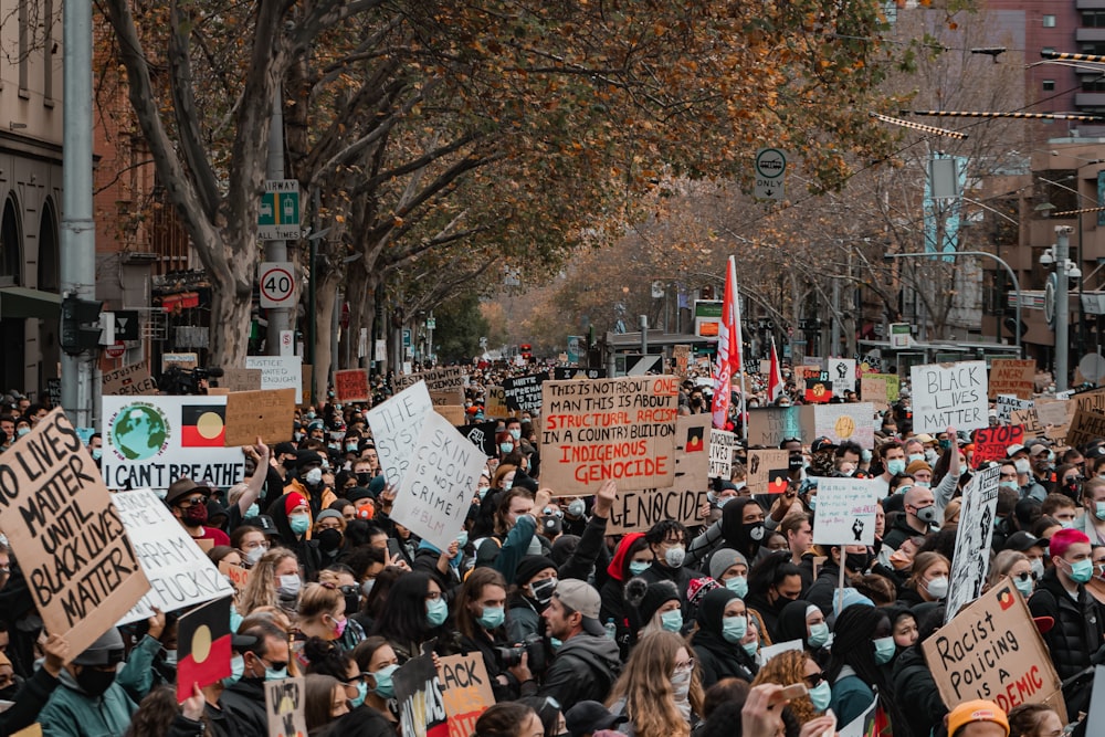 personnes dans la rue pendant la journée