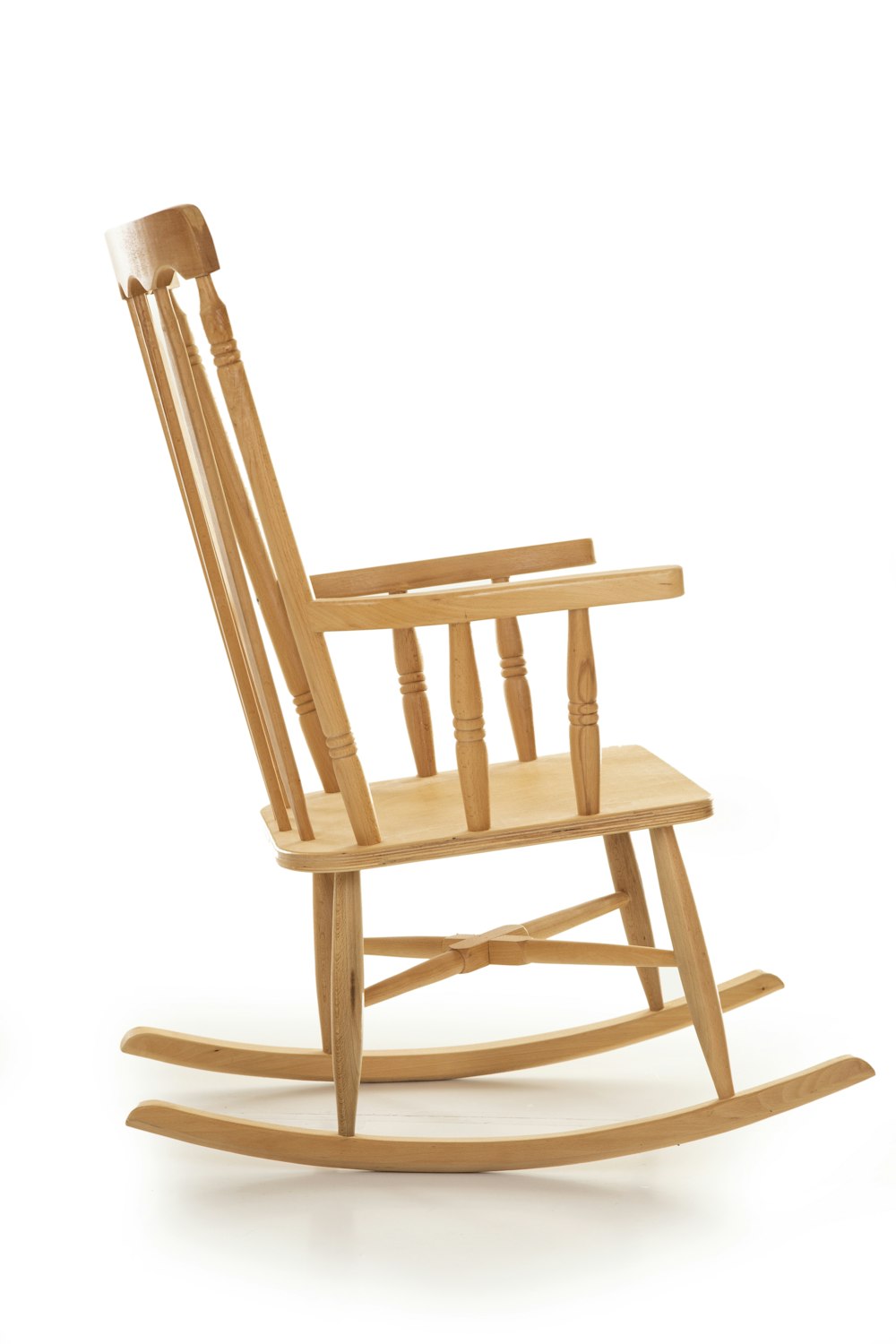 sedia a dondolo in legno marrone con sfondo bianco
