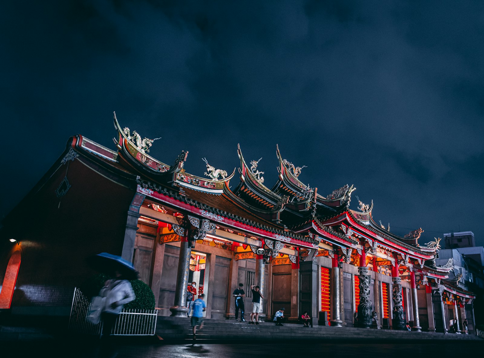 Nikon D7500 + Nikon AF-S DX Nikkor 18-140mm F3.5-5.6G ED VR sample photo. Red and white temple photography