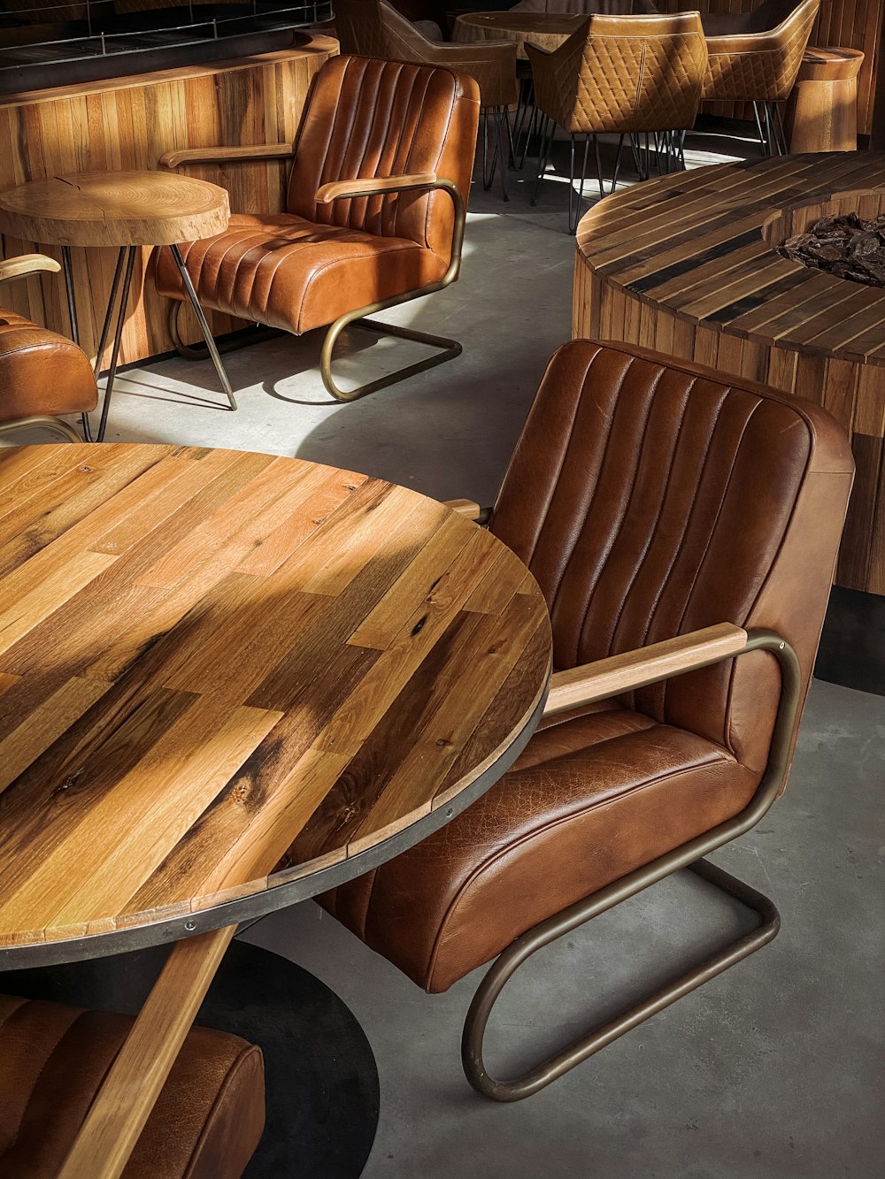 茶色の木製のテーブルと椅子