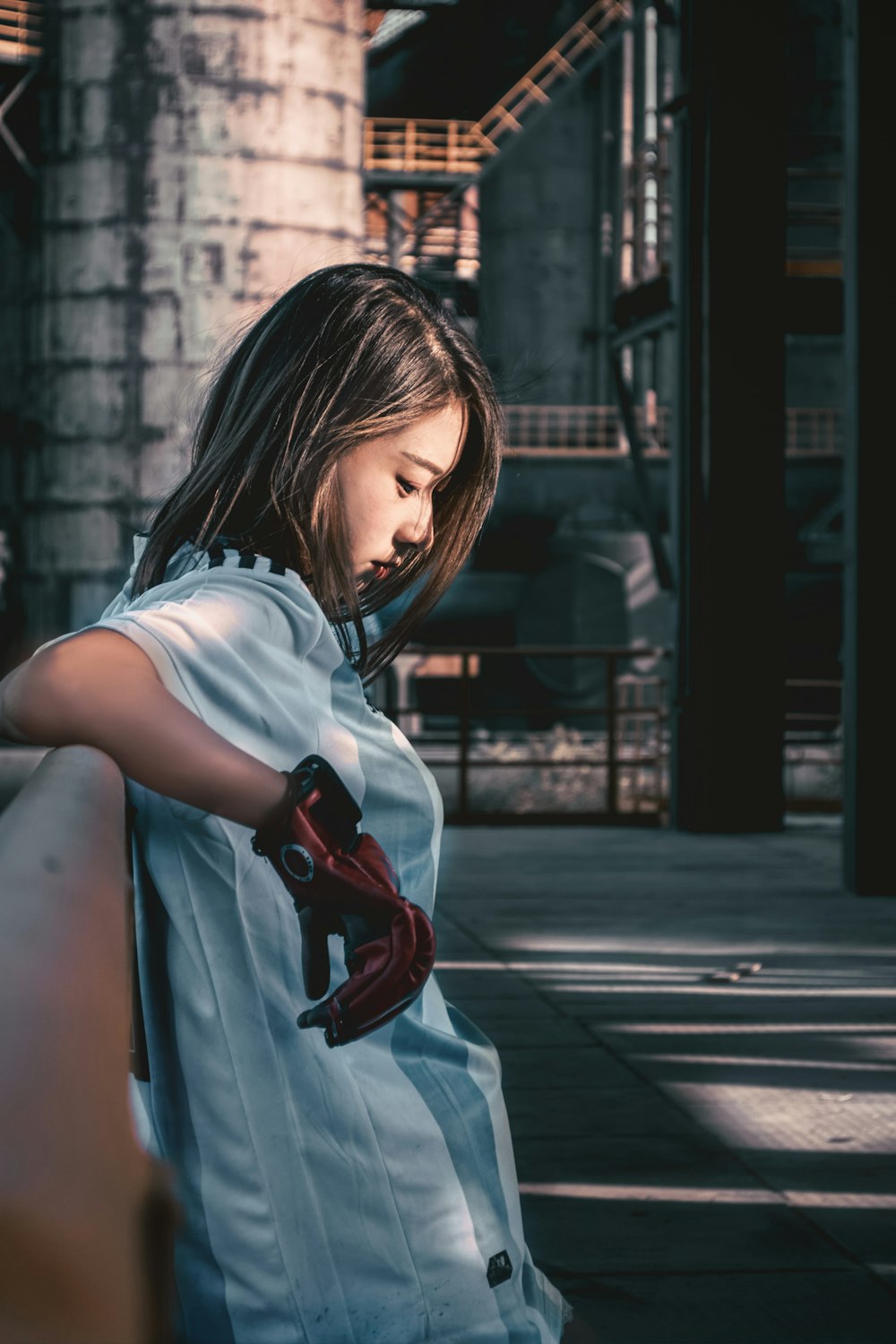 Femme en T-shirt blanc et sac à bandoulière en cuir rouge