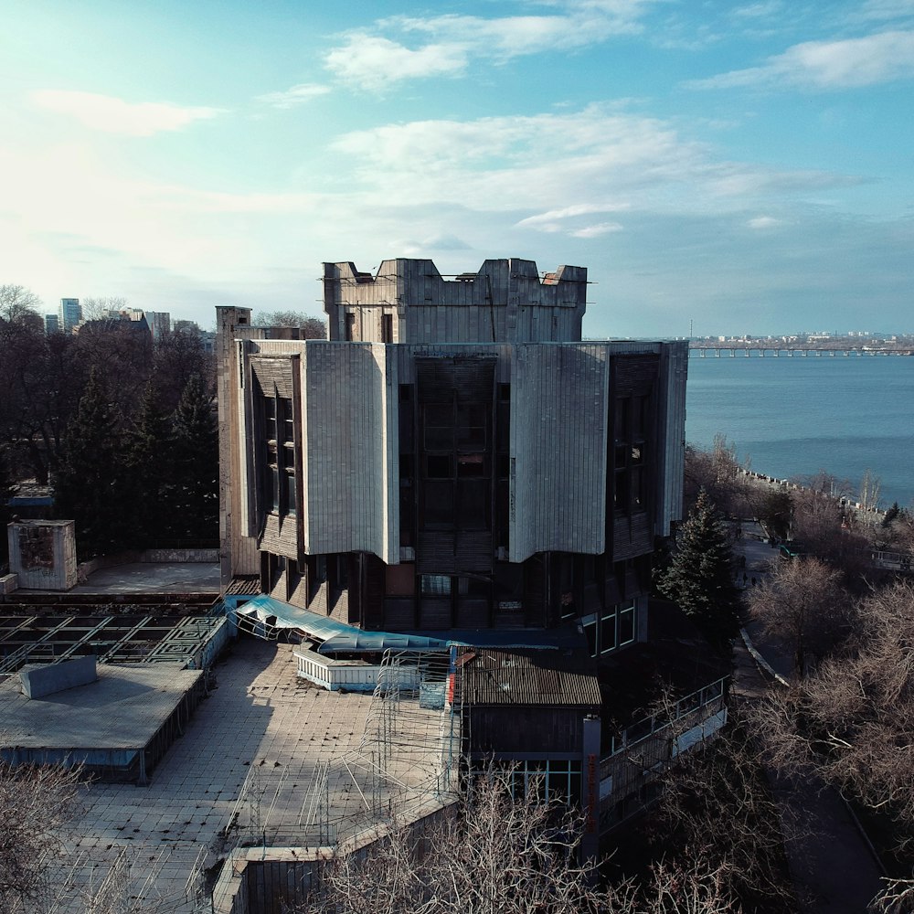 edifício de concreto cinza perto do corpo de água durante o dia