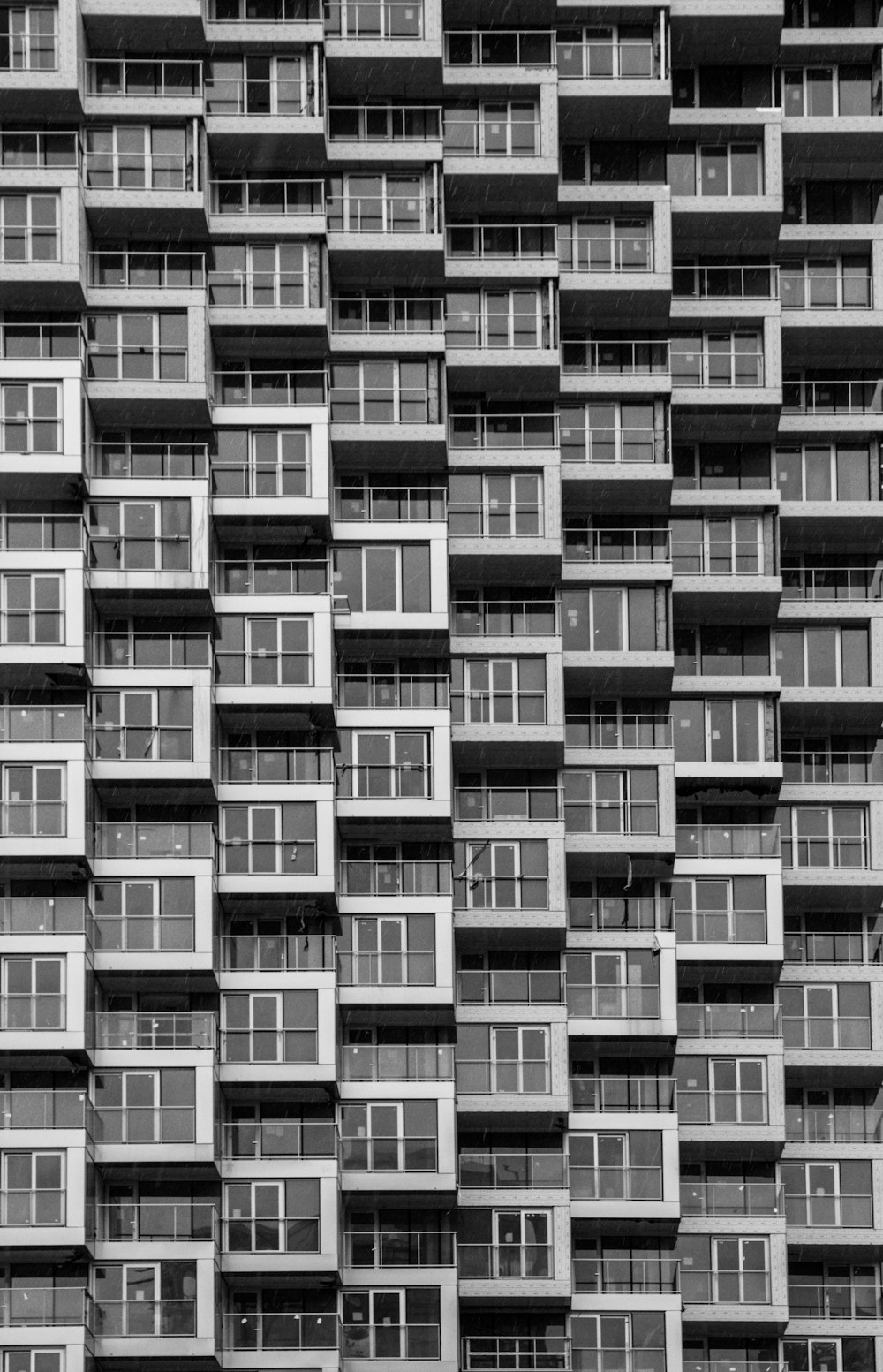 edificio in cemento bianco e nero