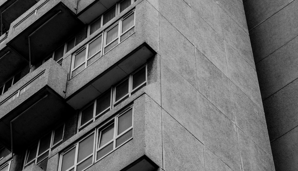 Edificio in calcestruzzo grigio con finestre di vetro