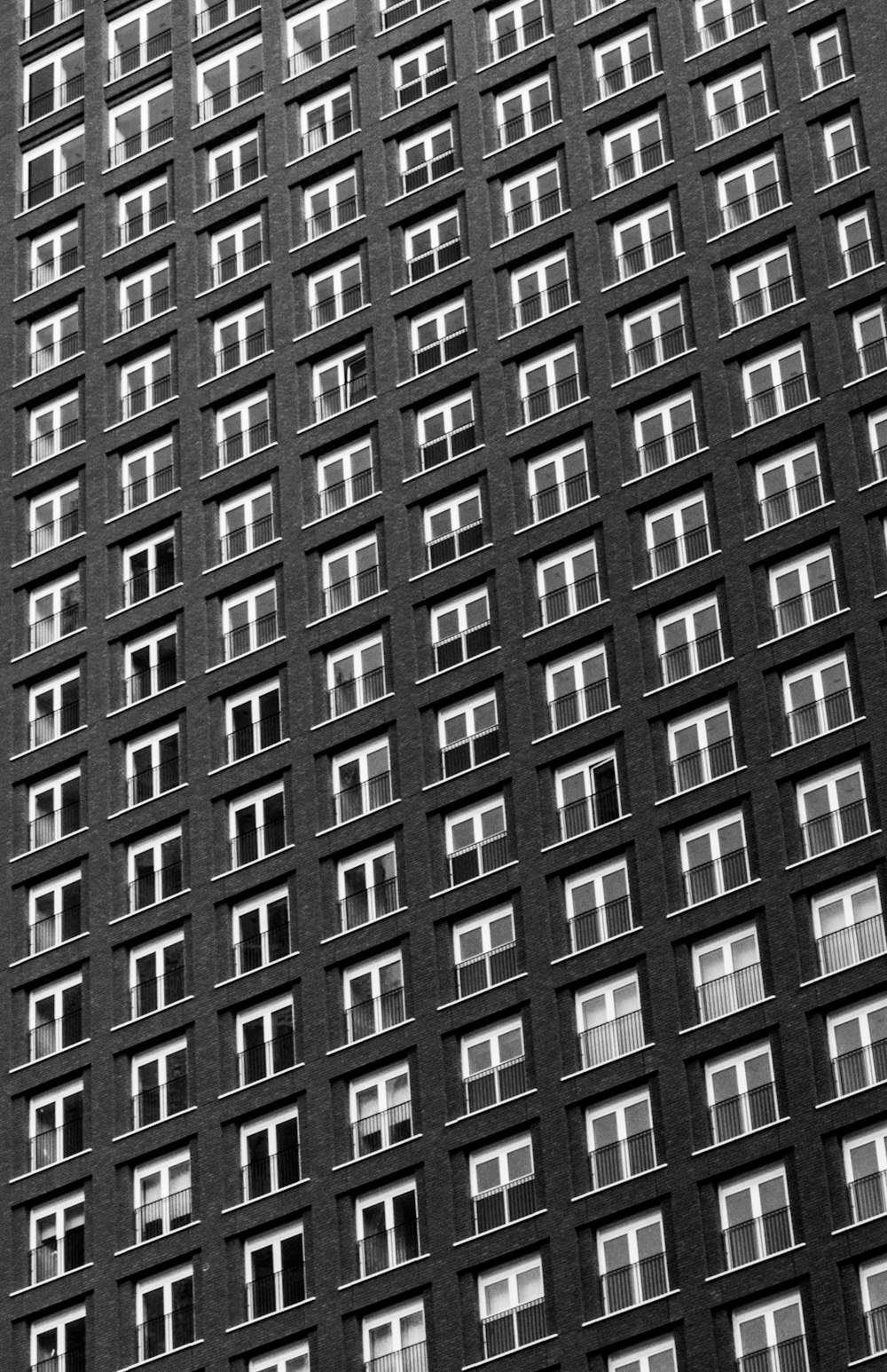 edificio in cemento bianco e nero