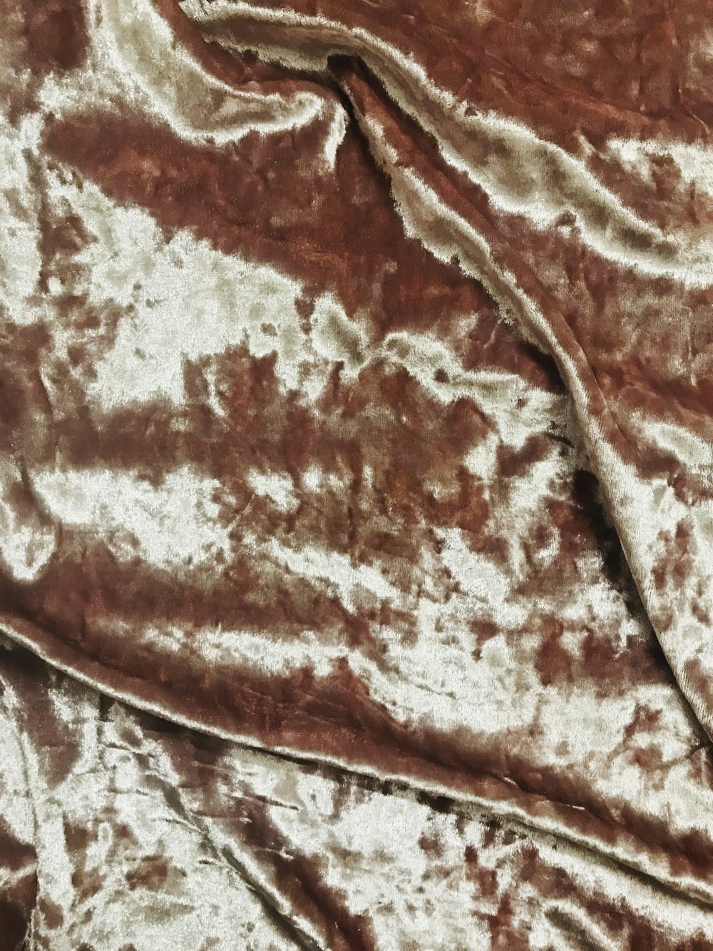Textil floral marrón y blanco