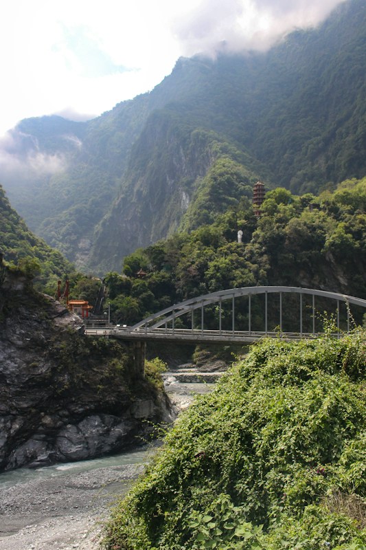 橫跨峽谷的白色鋼橋與兩側綠色山壁