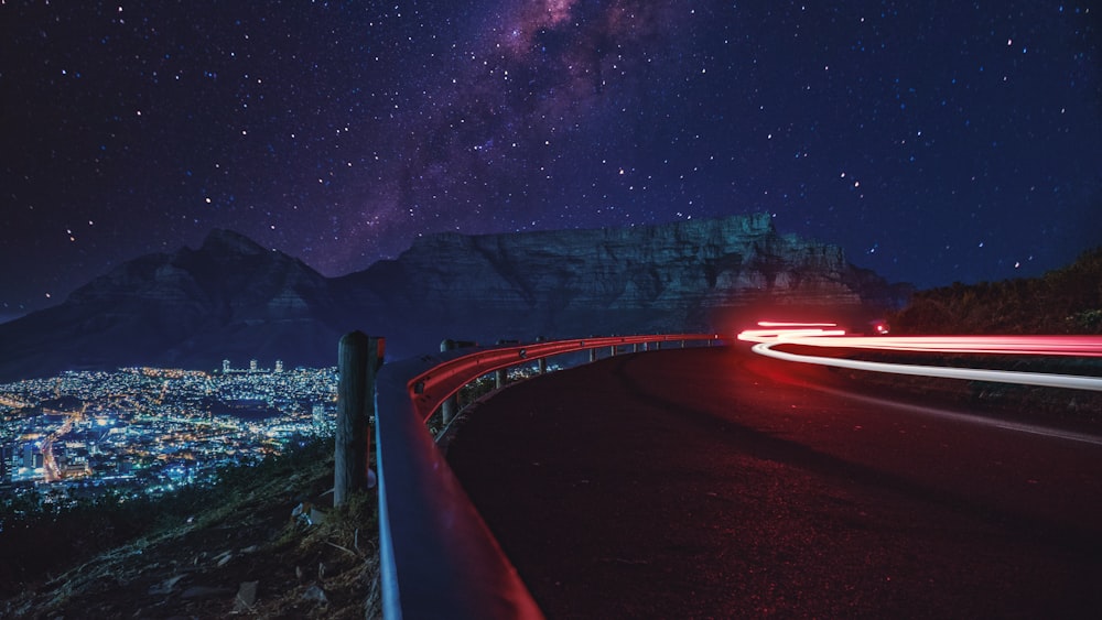 Fotografia time lapse di auto su strada durante la notte