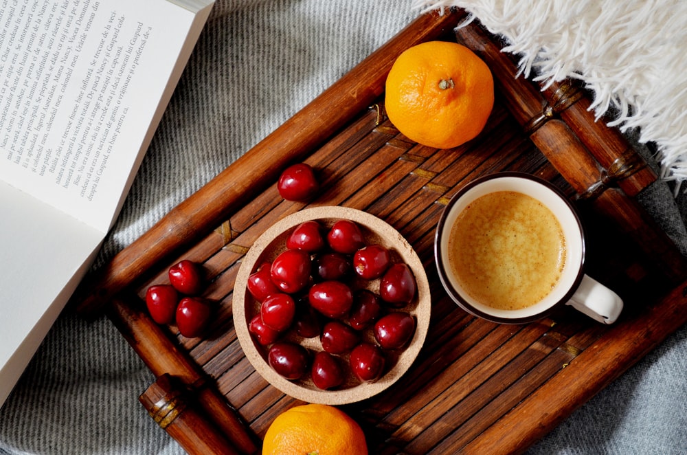 orangefarbene Früchte auf braunem Holztablett