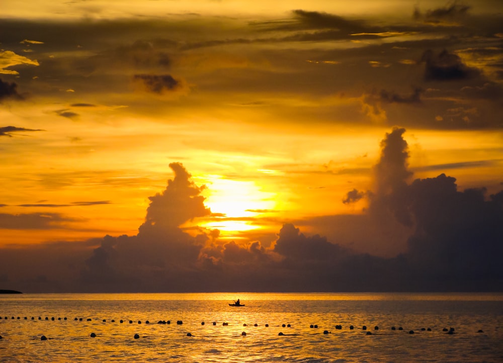 Plan d’eau au coucher du soleil