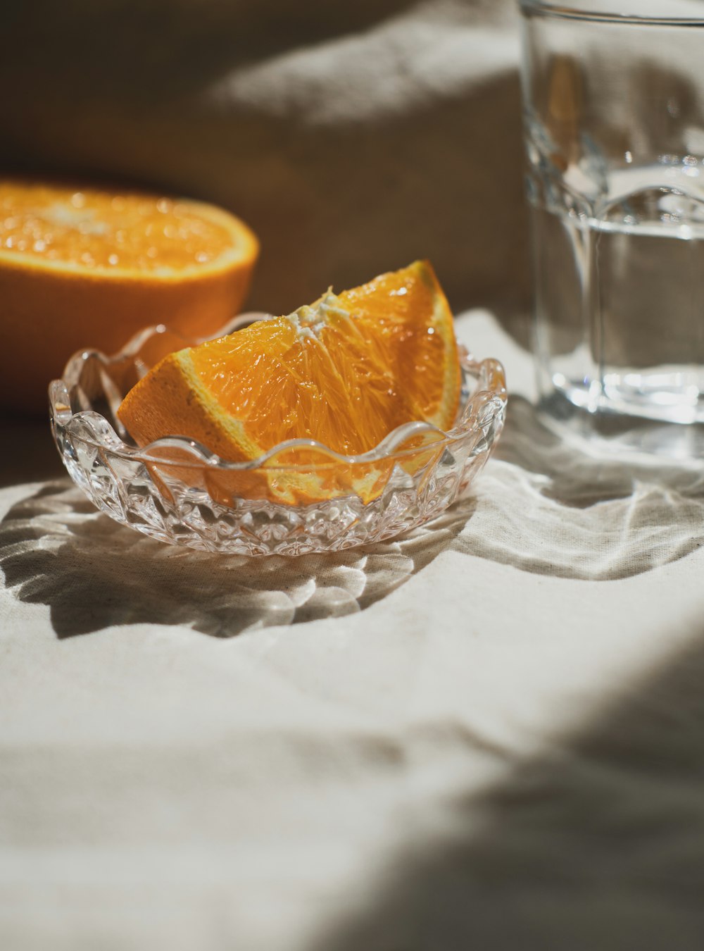 in Scheiben geschnittene Orangenfrüchte in klar geschnittener Glasschale