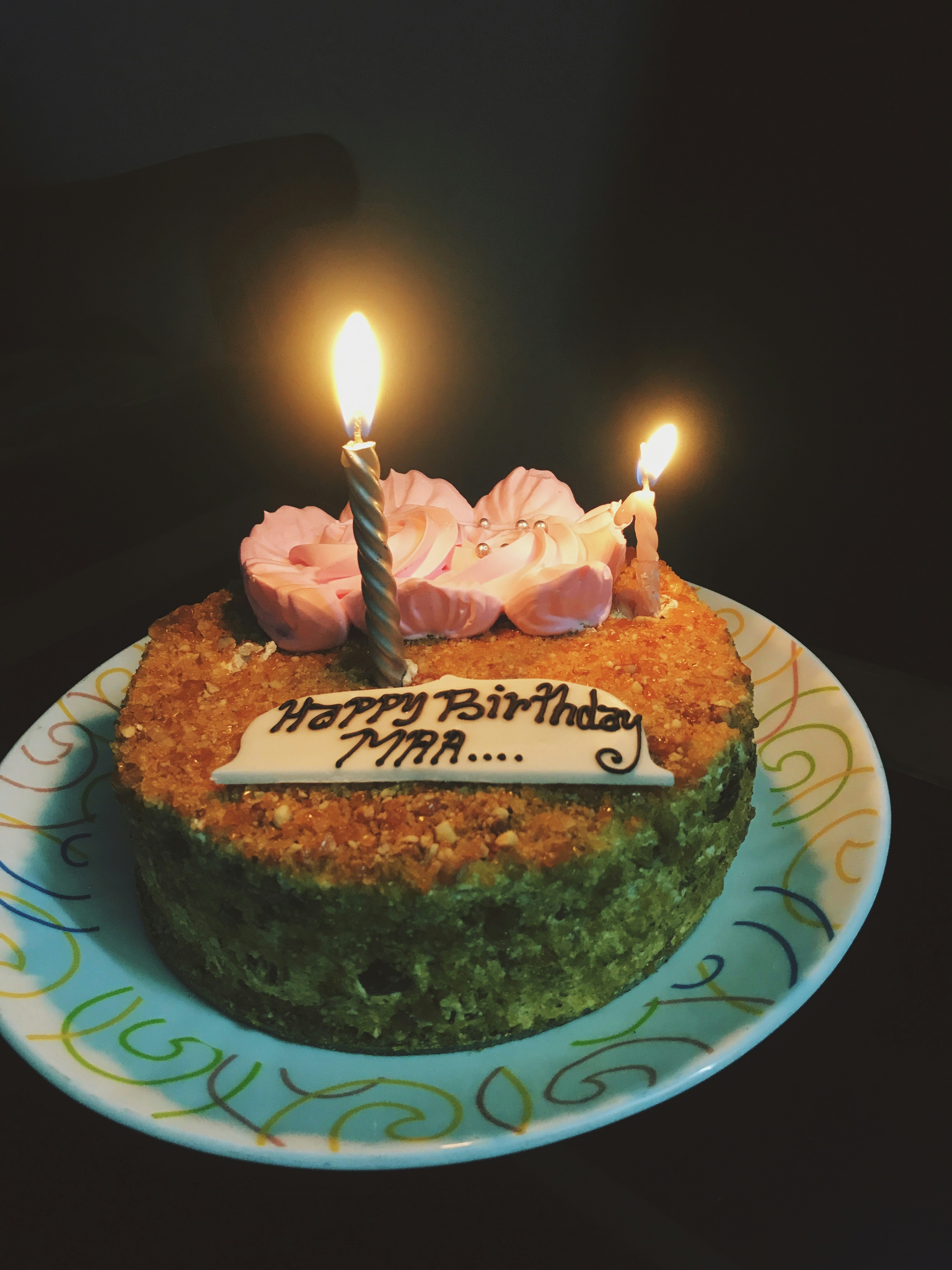 Perayaan ulang tahun dengan kue tart berwarna pink