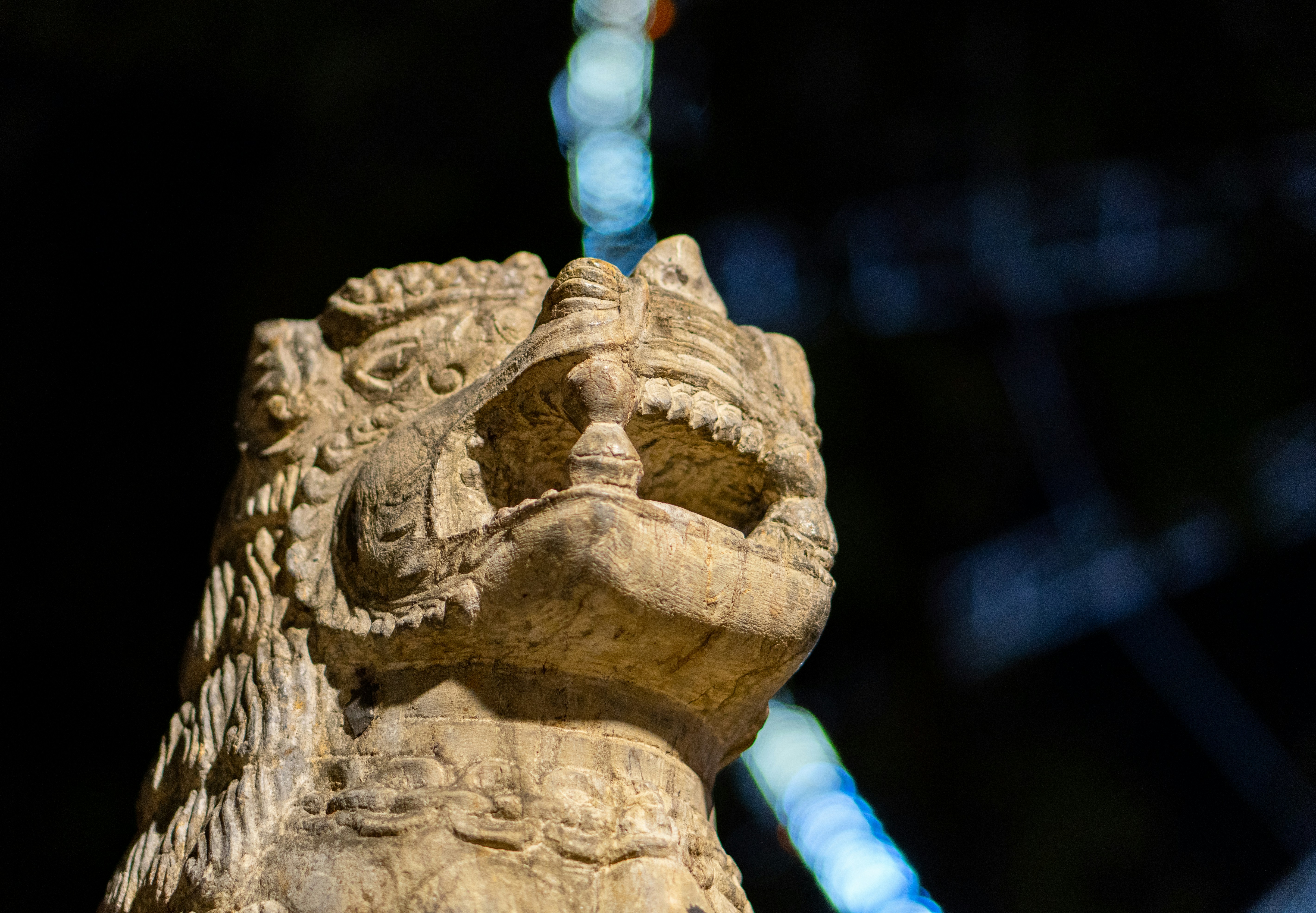 Adorno tallado de cara humana de hormigón marrón