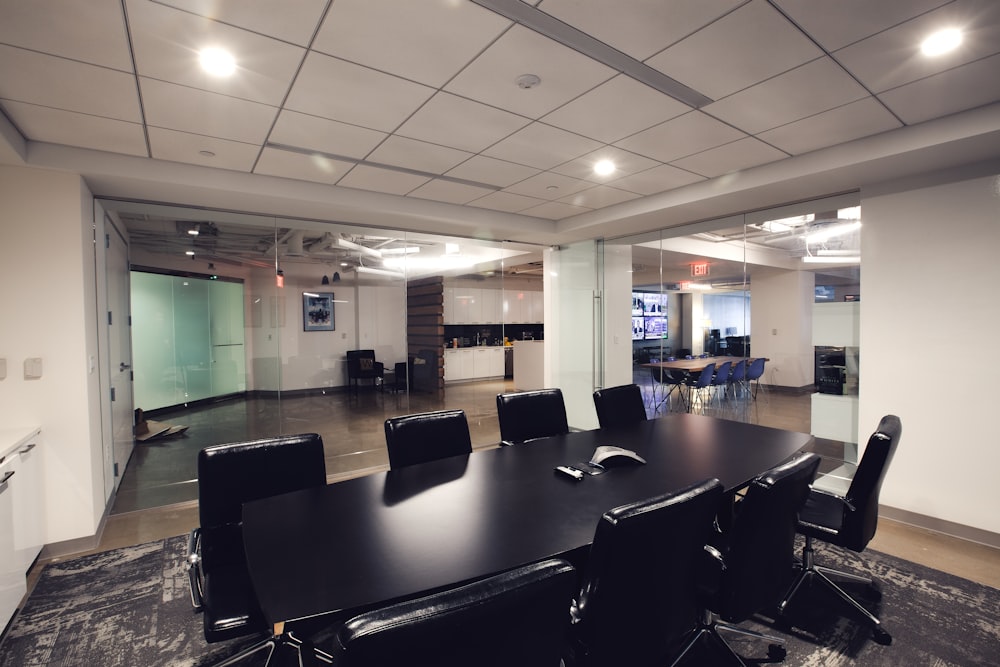 Chaises roulantes de bureau en cuir noir