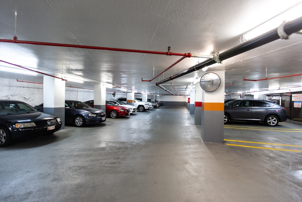 voiture noire et rouge dans un parking