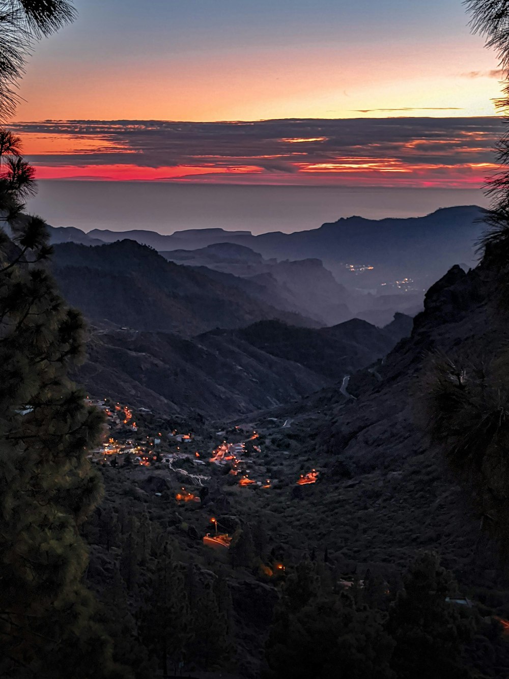 árvores verdes na montanha durante o pôr do sol