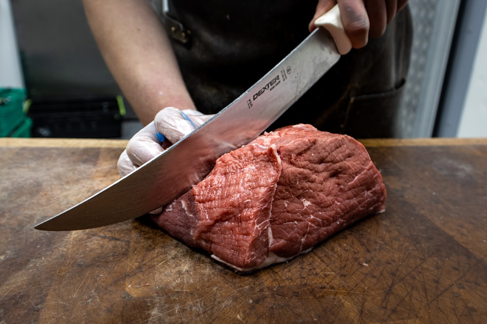 geschnittenes Fleisch auf braunem Holzschneidebrett