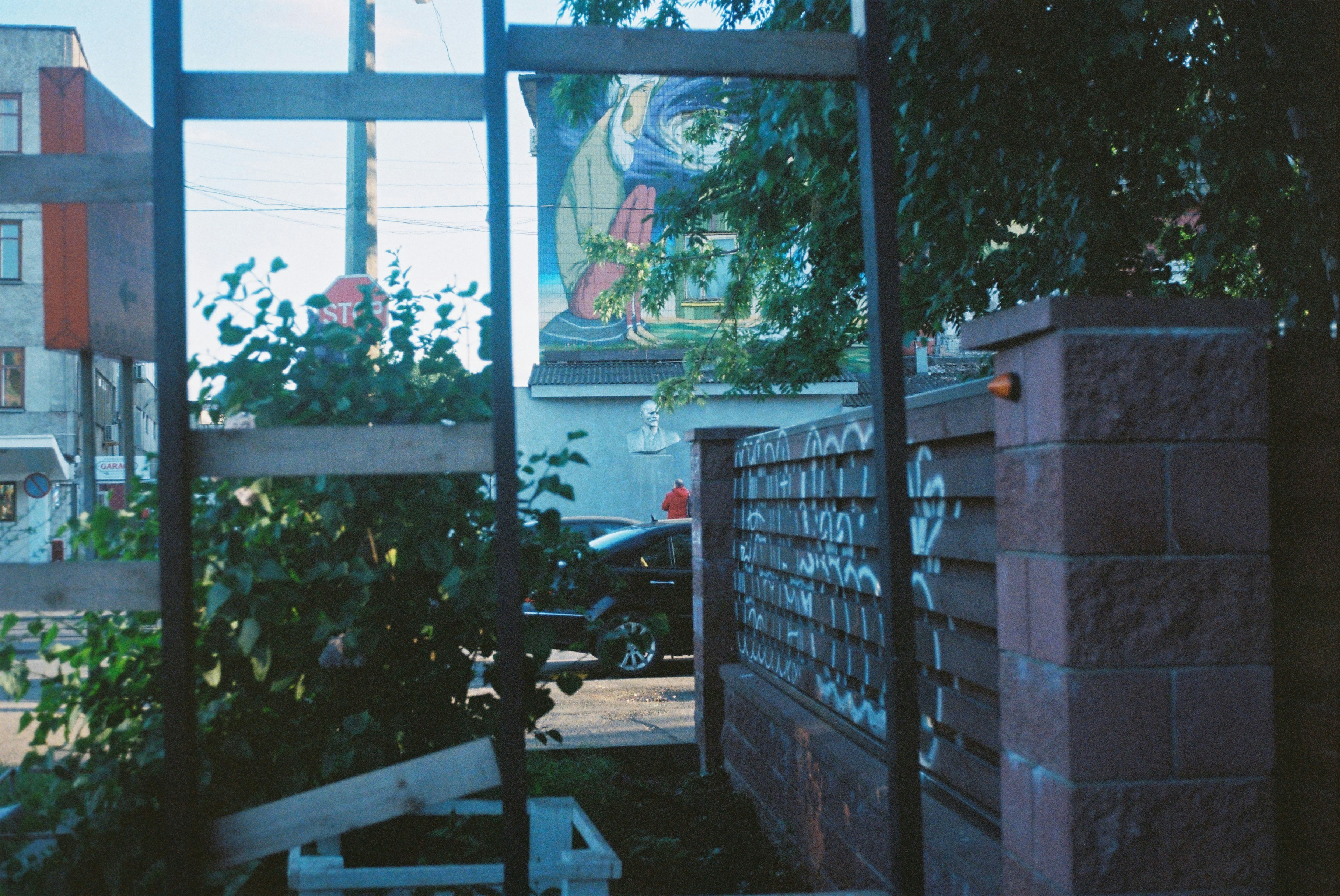 outdoor bookshelf wallpaper, wallpaper, Luxury Bookshelves for Outdoor Patio: Style & Durability 4