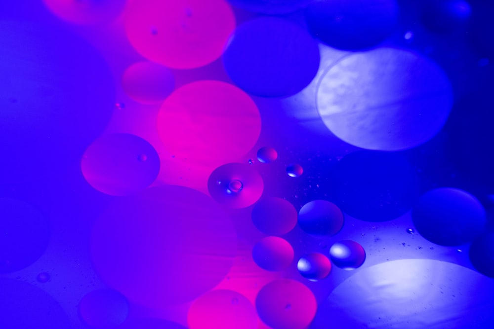 Illustration von violetten und weißen Blasen