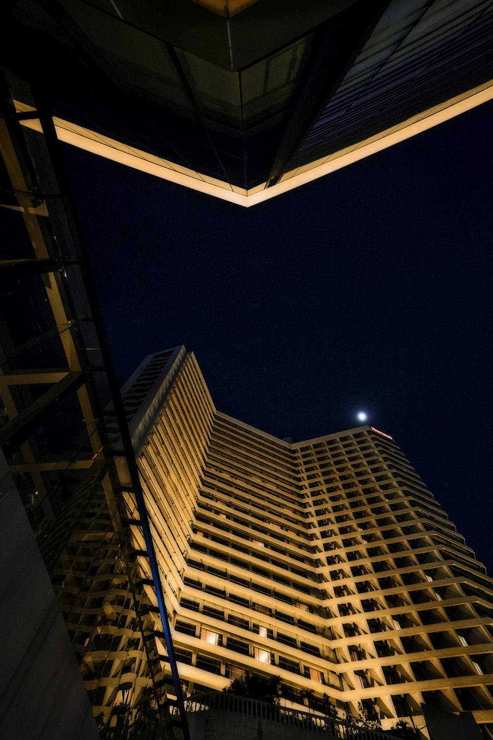 Edificio de hormigón marrón durante la noche