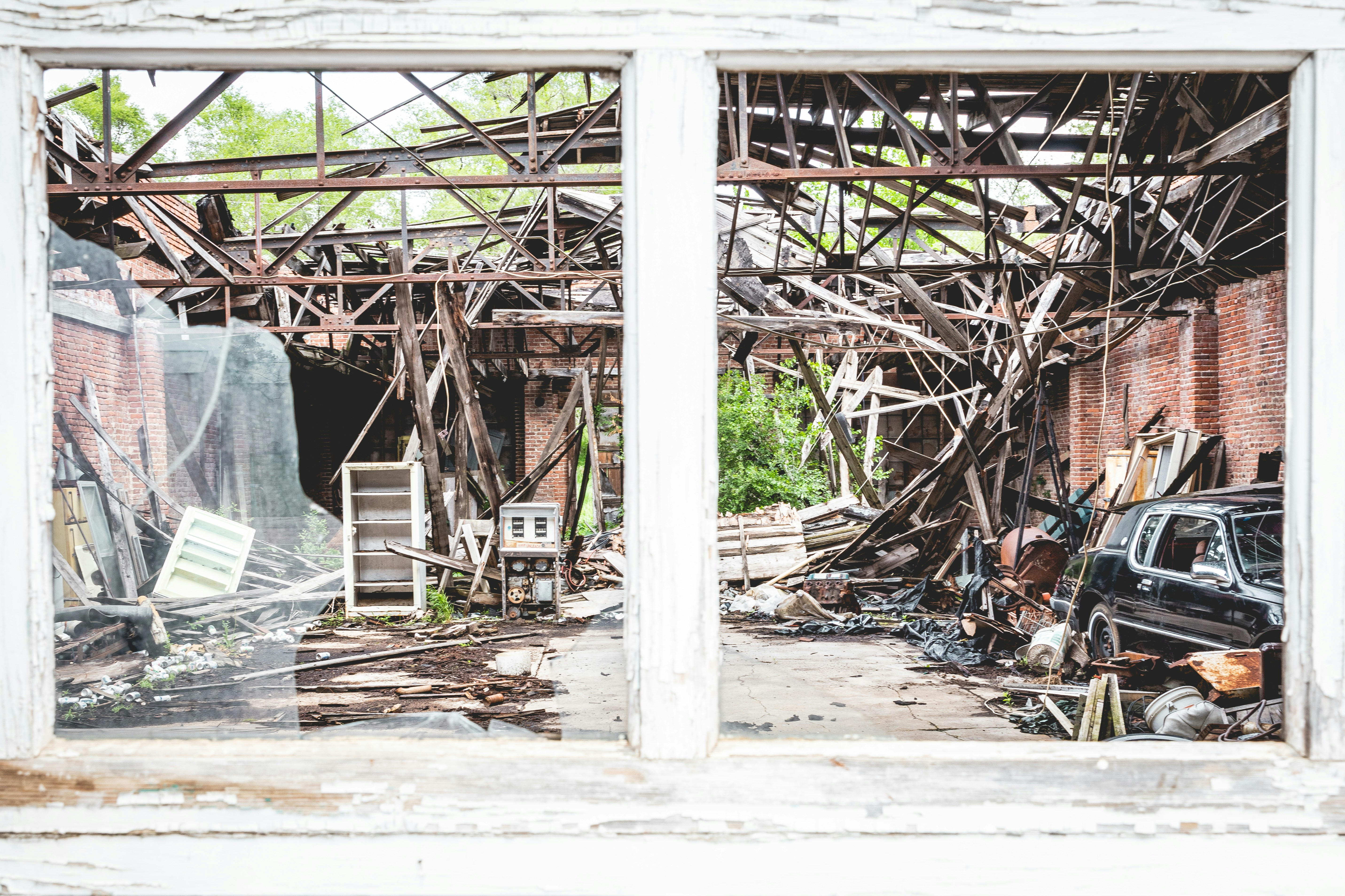 uomo in giacca nera che si siede sulla panca di legno marrone