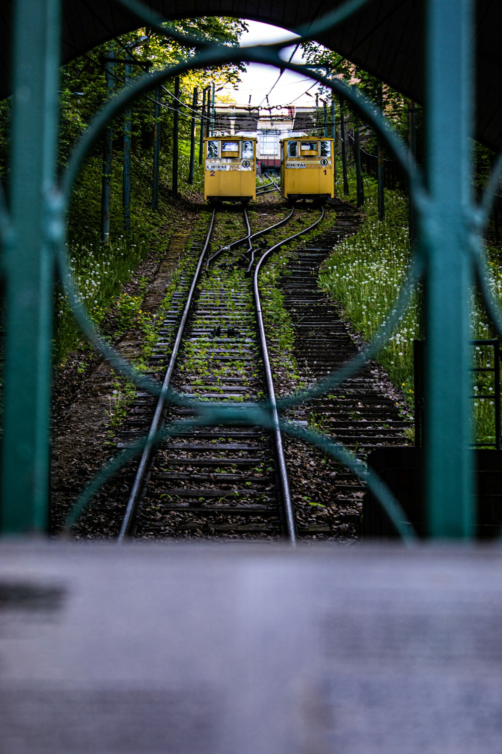 철도 트랙에 노란색 기차