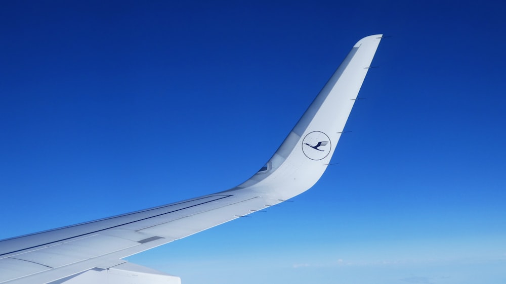 white and gray airplane wing during daytime