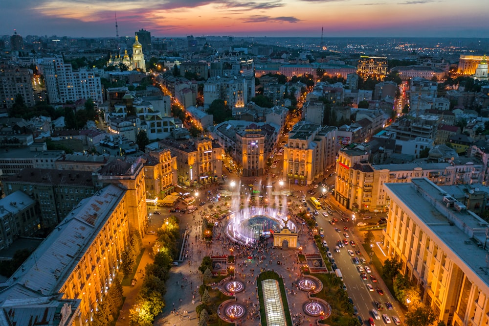 Vue aérienne de la ville pendant la nuit