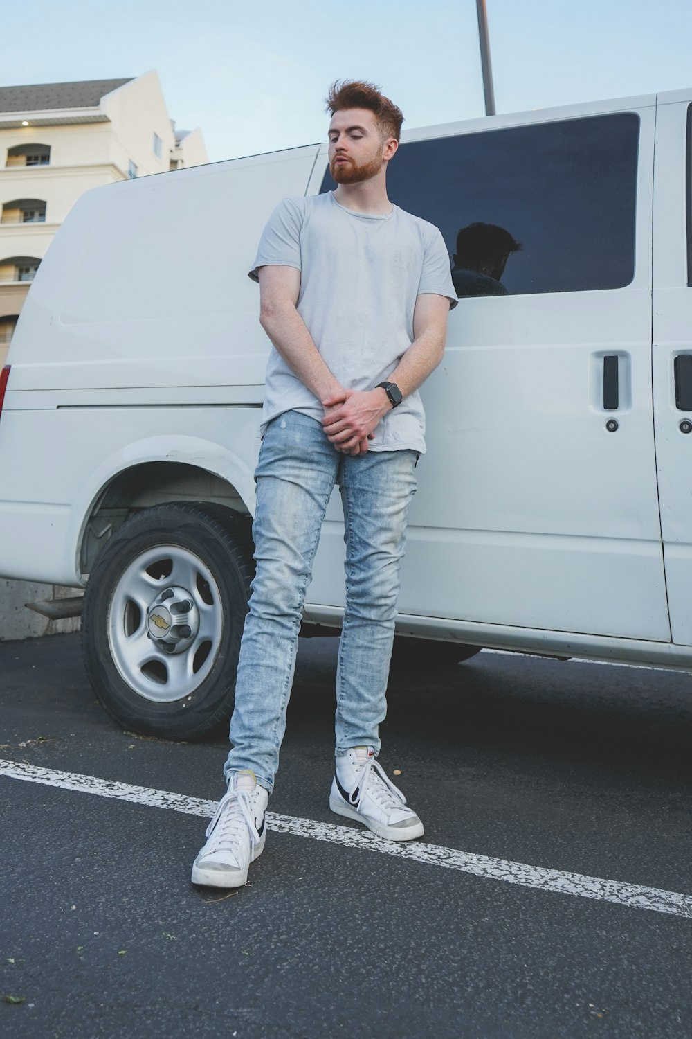 Man in white t-shirt and blue denim jeans standing beside white van photo –  Free Grey Image on Unsplash