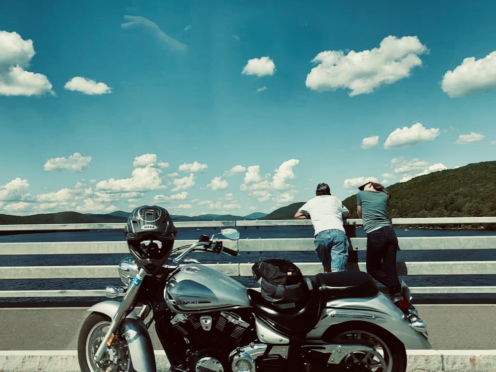 Hombre y mujer que viajan en motocicleta negra durante el día