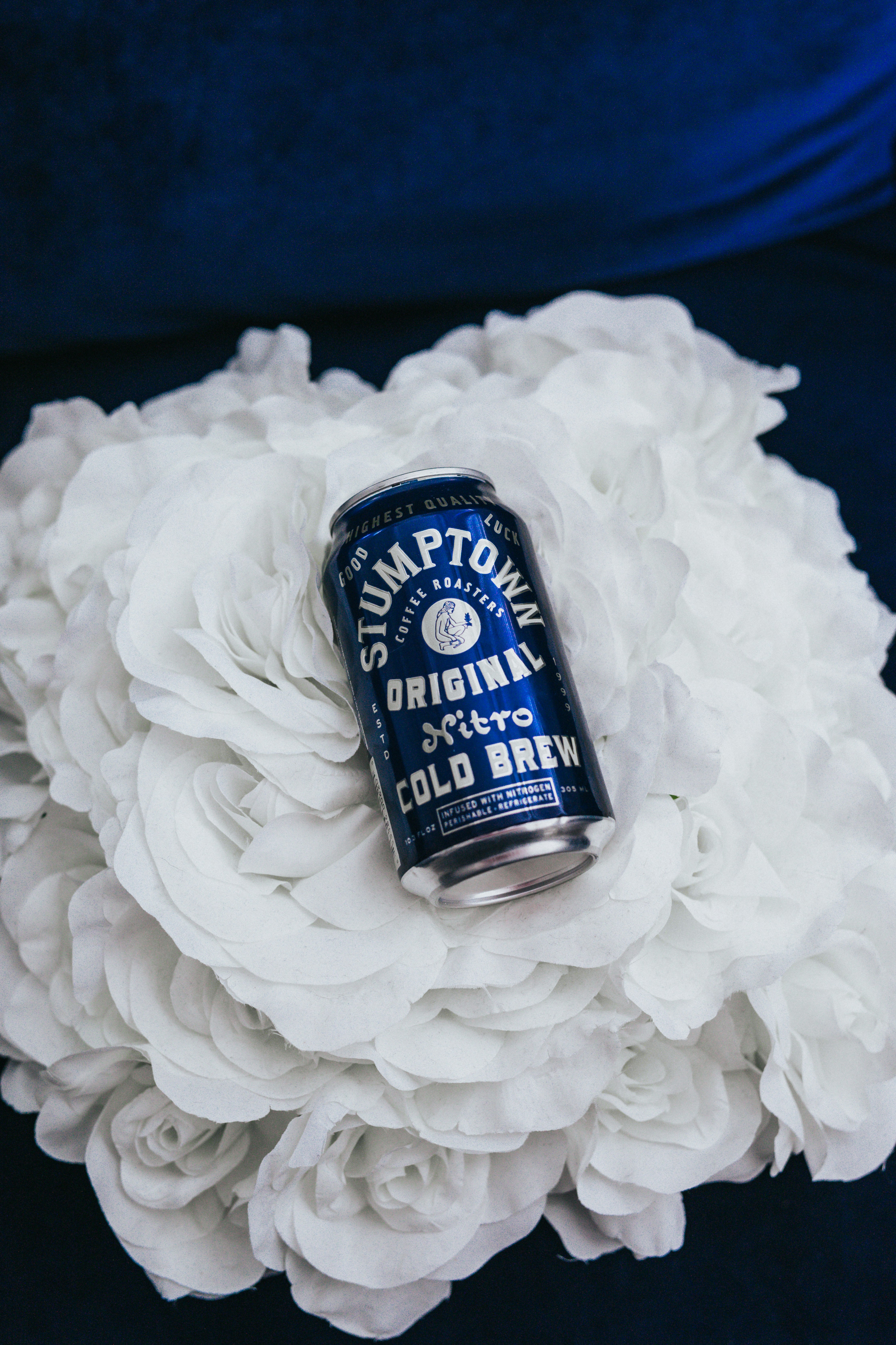 Blue and white bud light can photo – Free Tin Image on Unsplash